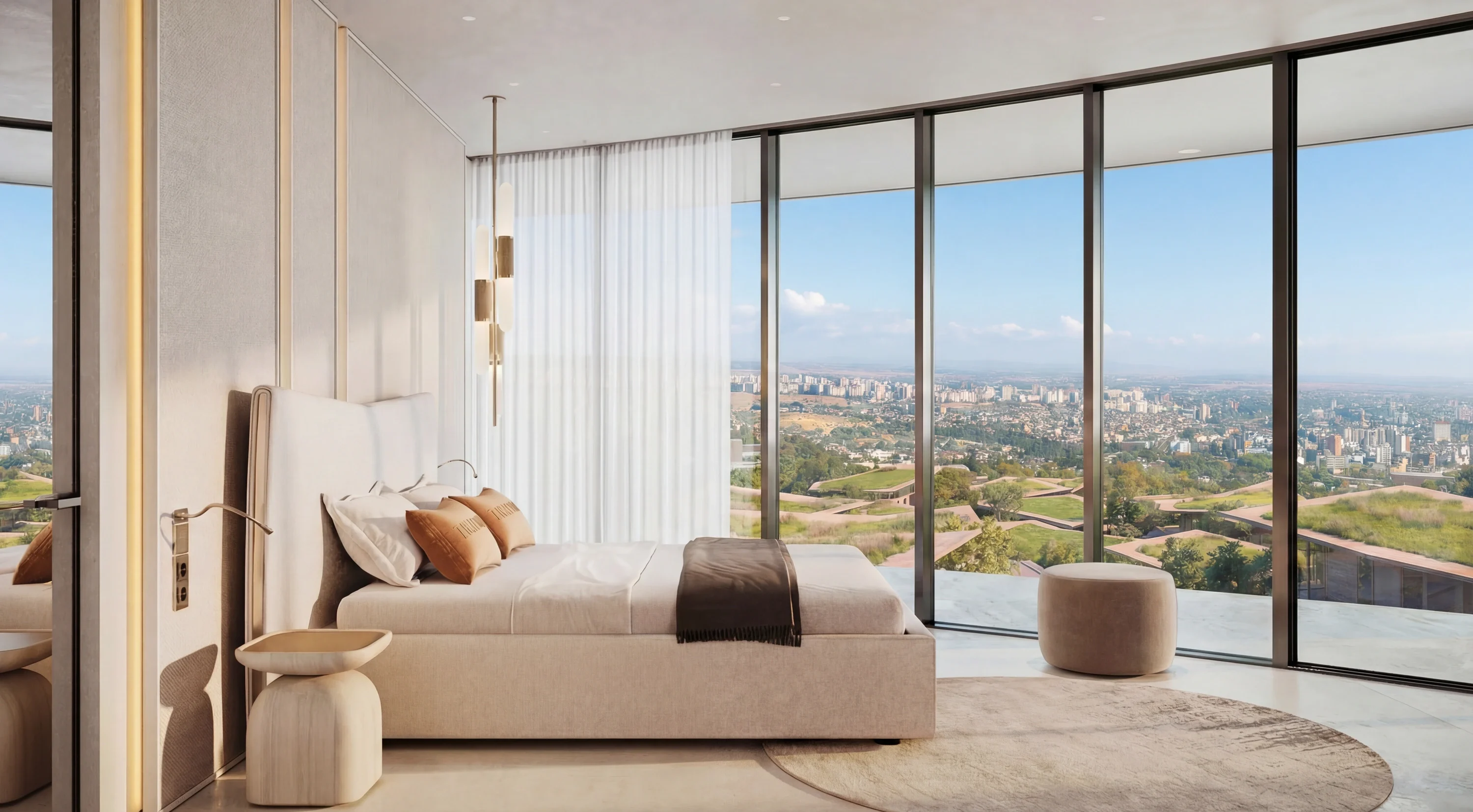 Chambre Trussardi Casa aux vitrages toute hauteur ouverts sur les collines