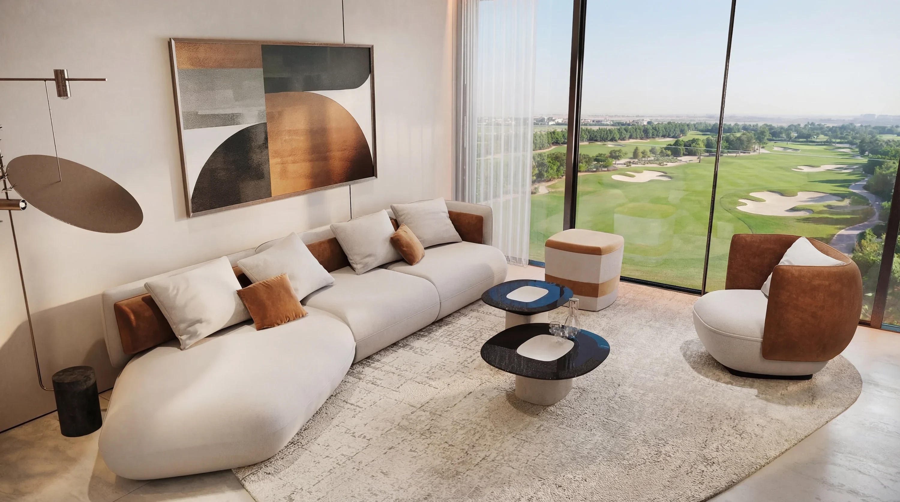 Séjour Trussardi Casa avec canapé courbe et fauteuil pivotant donnant sur le parcours de golf