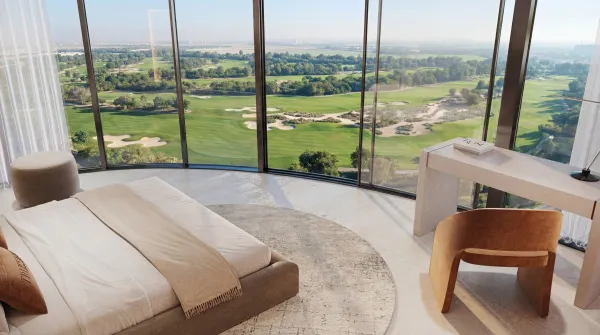 Chambre des Trussardi Residences, baie vitrée toute hauteur donnant sur le parcours de golf